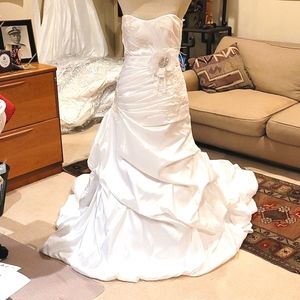 Gathered pleated sweetheart feather beaded Rhinestones lace applique bridal gown